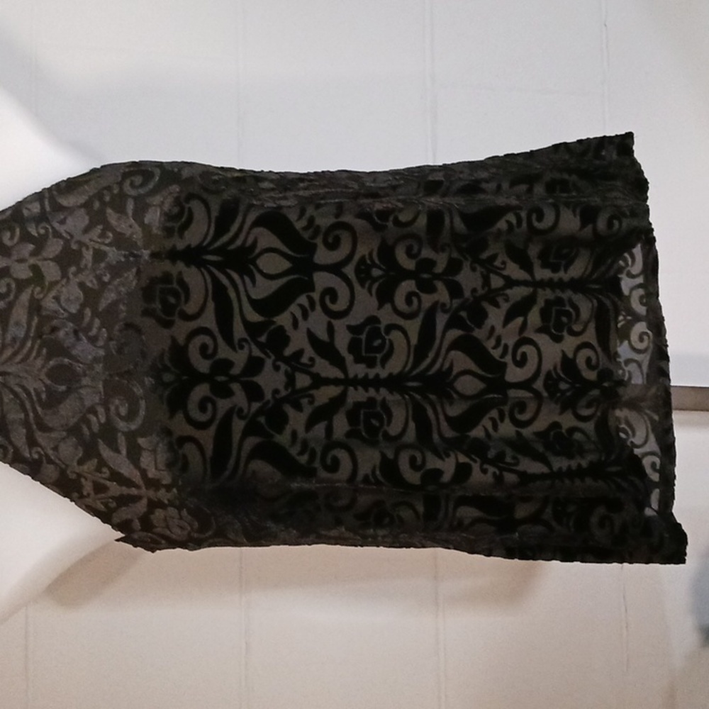 Black velvet pattern top - Picture 3 of 5